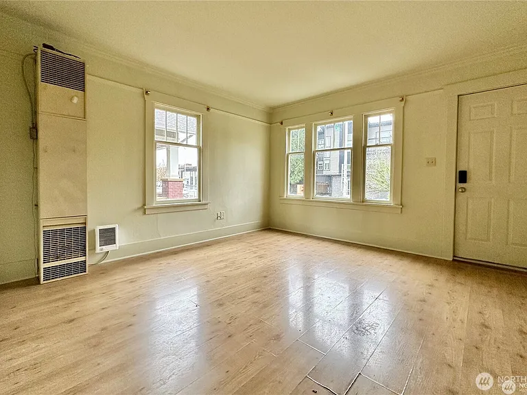 114 Wells Ave S — Photo 2