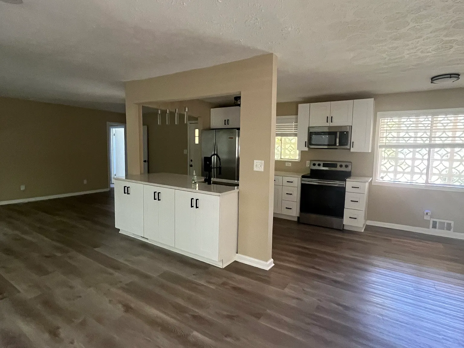 3 bed, 1346 sqft, $2,500 — Photo 2