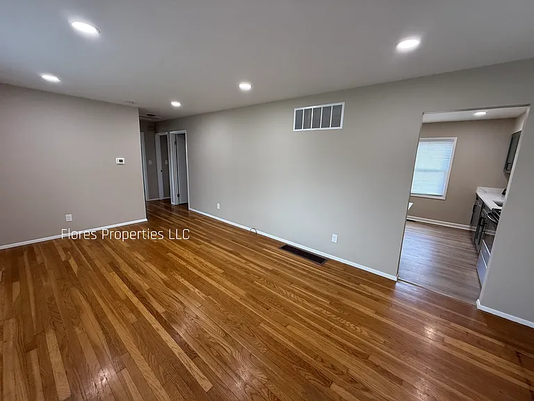 1136 Pauline Ave — Photo 11