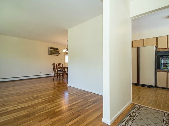 4th image of 210 Henry St