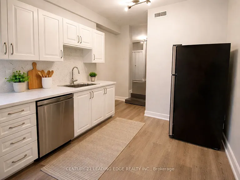 260 Dupont St #A — Photo 2