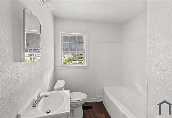 3rd image of 832 Meadowbrook Dr