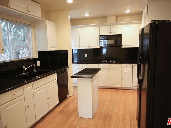 5th image of 2753 S Bentley Ave