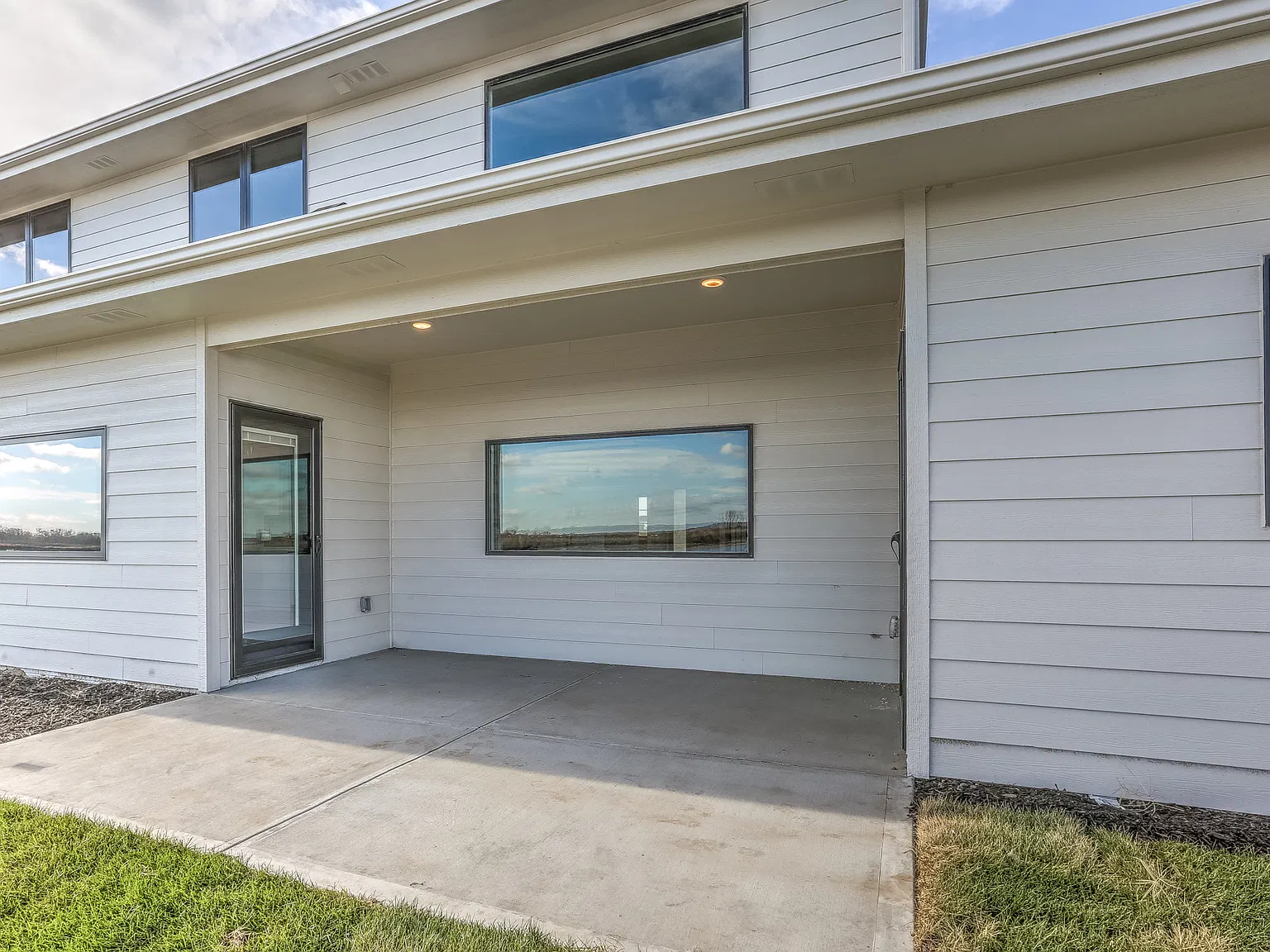 4 bed, 2590 sqft, $3,400 — Photo 4