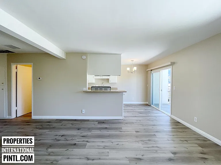 2851 Montrose Ave — Photo 35