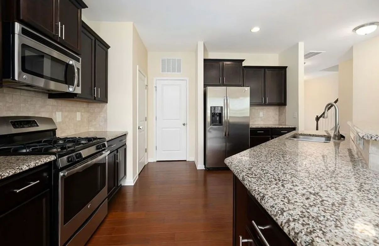 3 bed, 2.5 bath, 2470 sqft, $2,395 — Photo 3