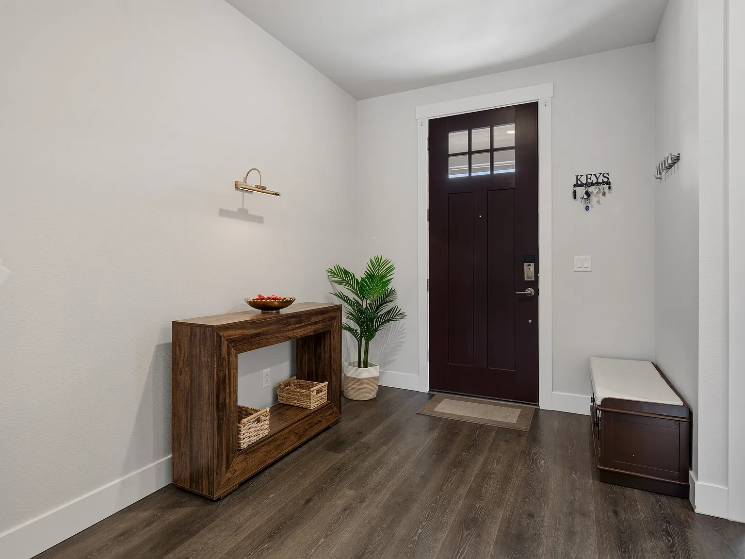 6 bed, 4043 sqft, $3,995 — Photo 3