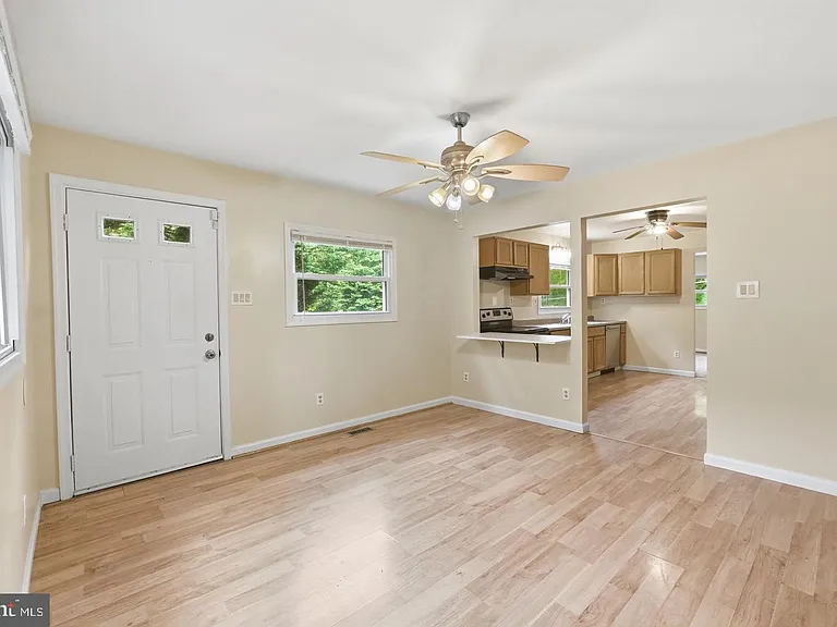 8402 Sleepy Hollow Rd — Photo 10