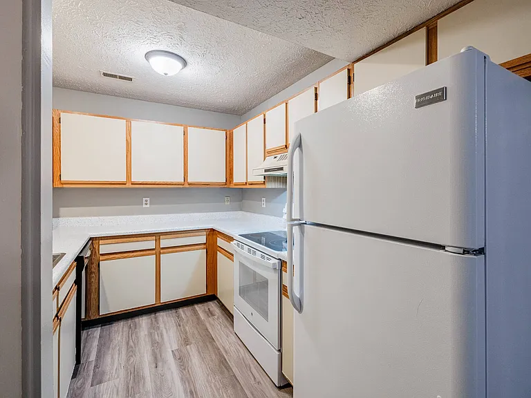 Applewood Pointe Apartments — Photo 22