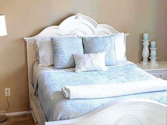 Downstairs Room (no closet)