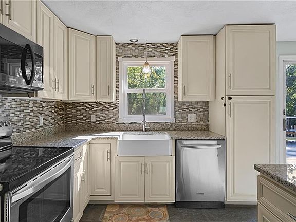 3rd image of 85 Blackrock Rd