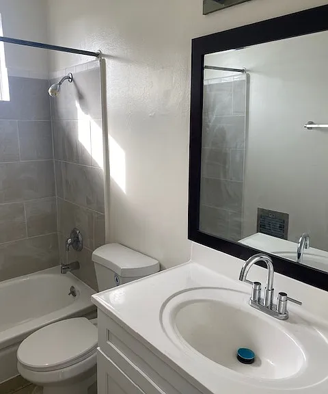 11446 Califa St #6 — Photo 3