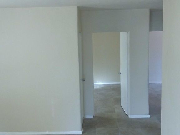 3rd image of 601 W Comstock Ave