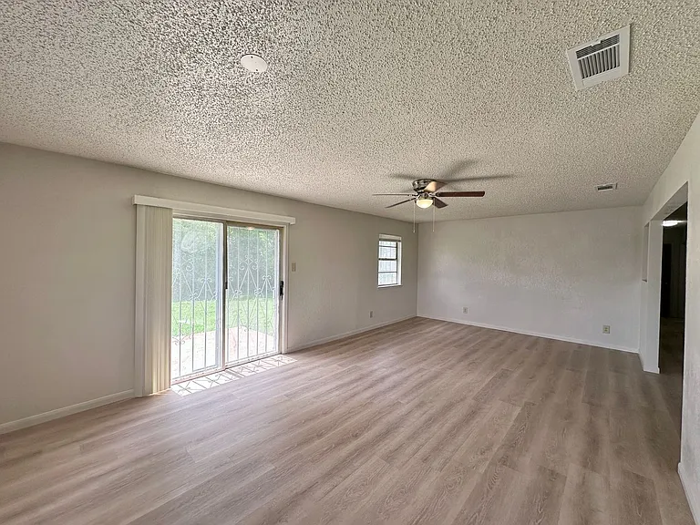 1300 Gowen Dr — Photo 7