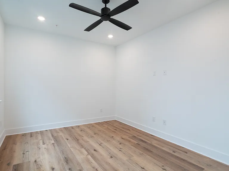 2621 W Oxford St #305 — Photo 12