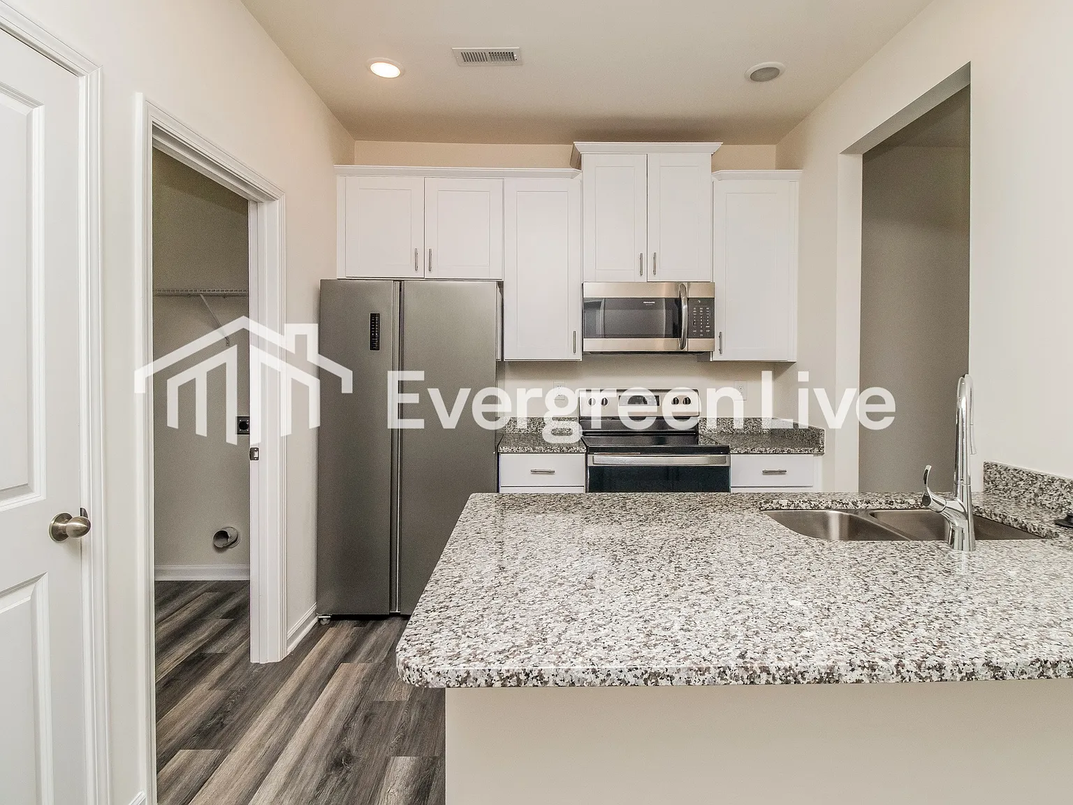 3 bed, 2.0 bath, 1222 sqft, $1,445 — Photo 2