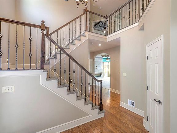 4th image of 601 SE Williamsburg Dr