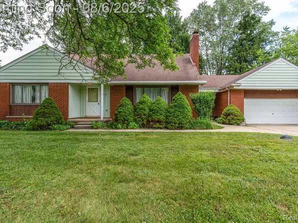 36066 Boyce Dr, Clinton Township, MI 48035