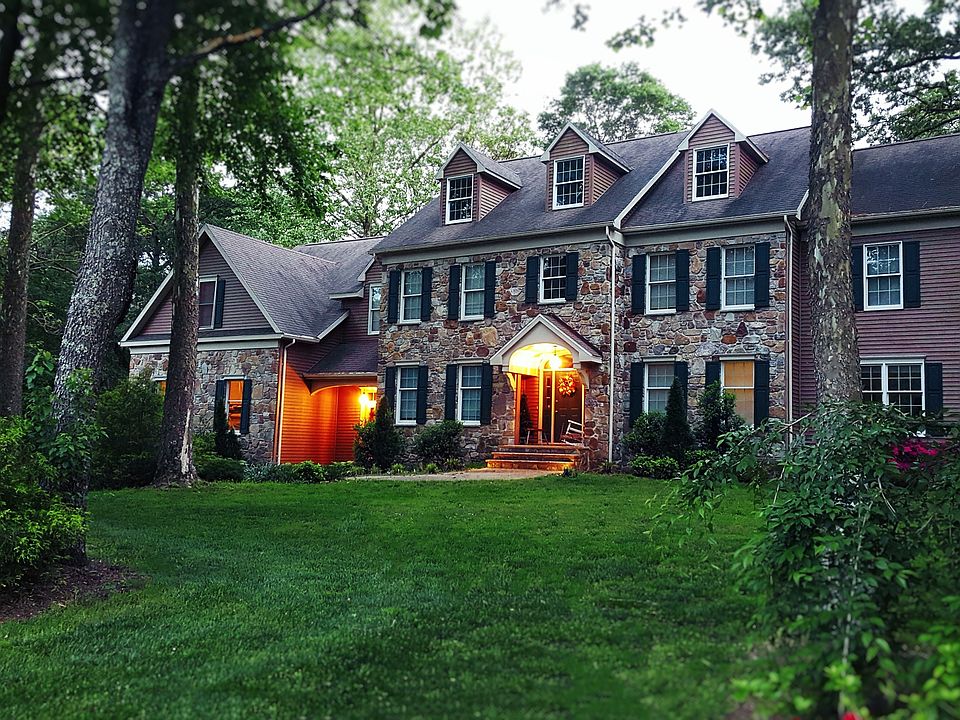 2nd image of 10 Holly Shores Dr