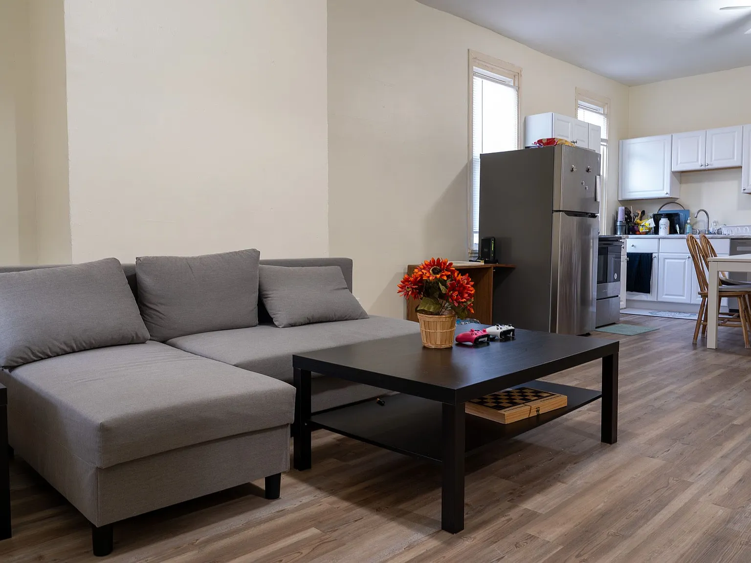4 bed, 2.5 bath, 2250 sqft, $680 — Photo 1
