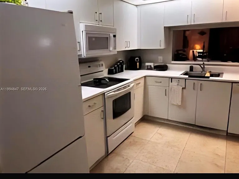 900 SW 142nd Ave #114L — Photo 8