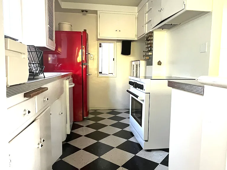 2232 Talmadge St — Photo 10