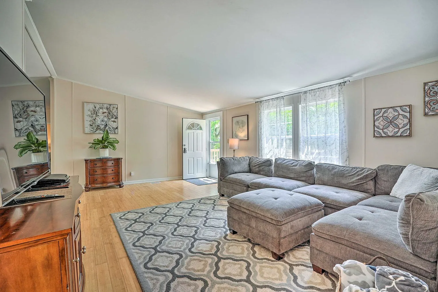 4 bed, 2.0 bath, 2185 sqft, $4,419 — Photo 2