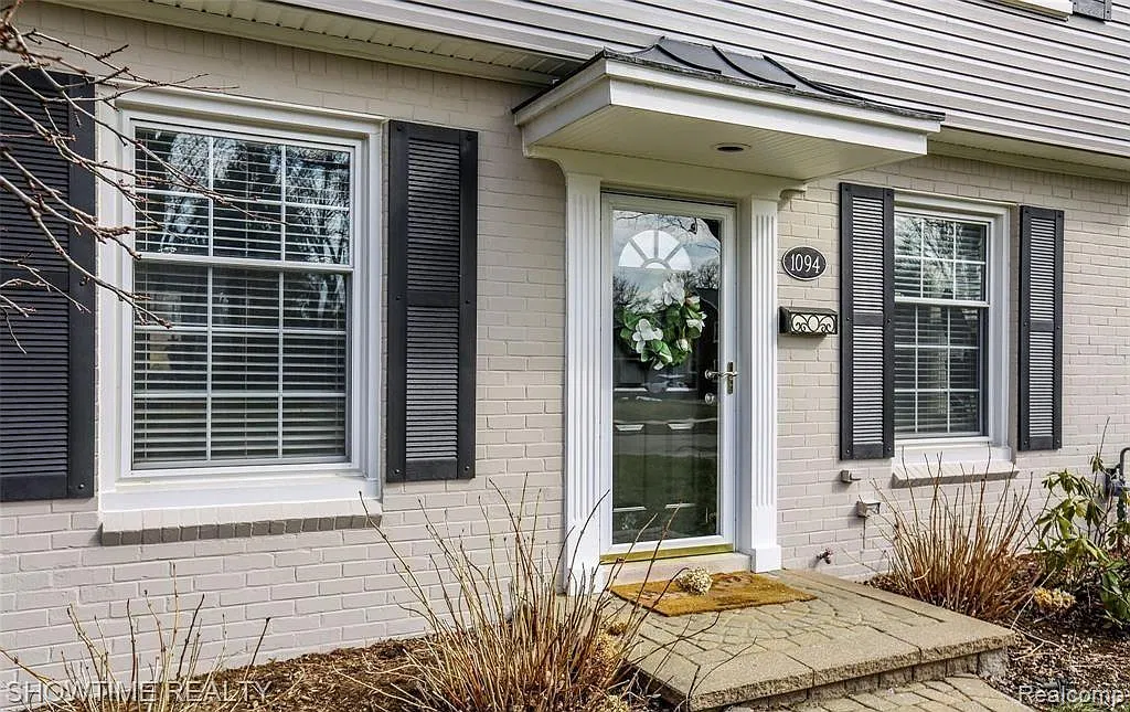 4 bed, 2.5 bath, 2051 sqft, $3,300 — Photo 2