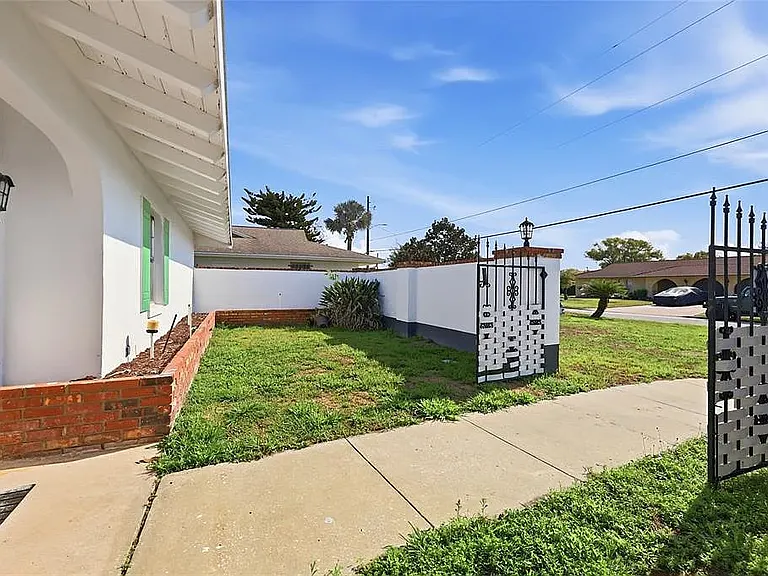 2325 Lauderdale Ct — Photo 2