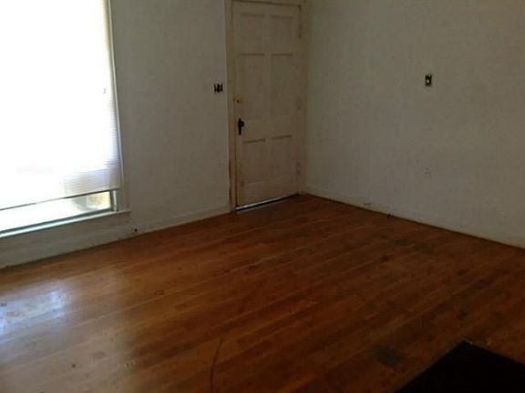 2nd image of 1215 Clarence St