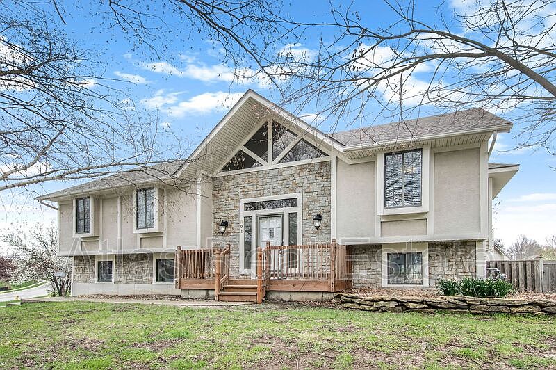 1st image of 301 SE Onyx Dr
