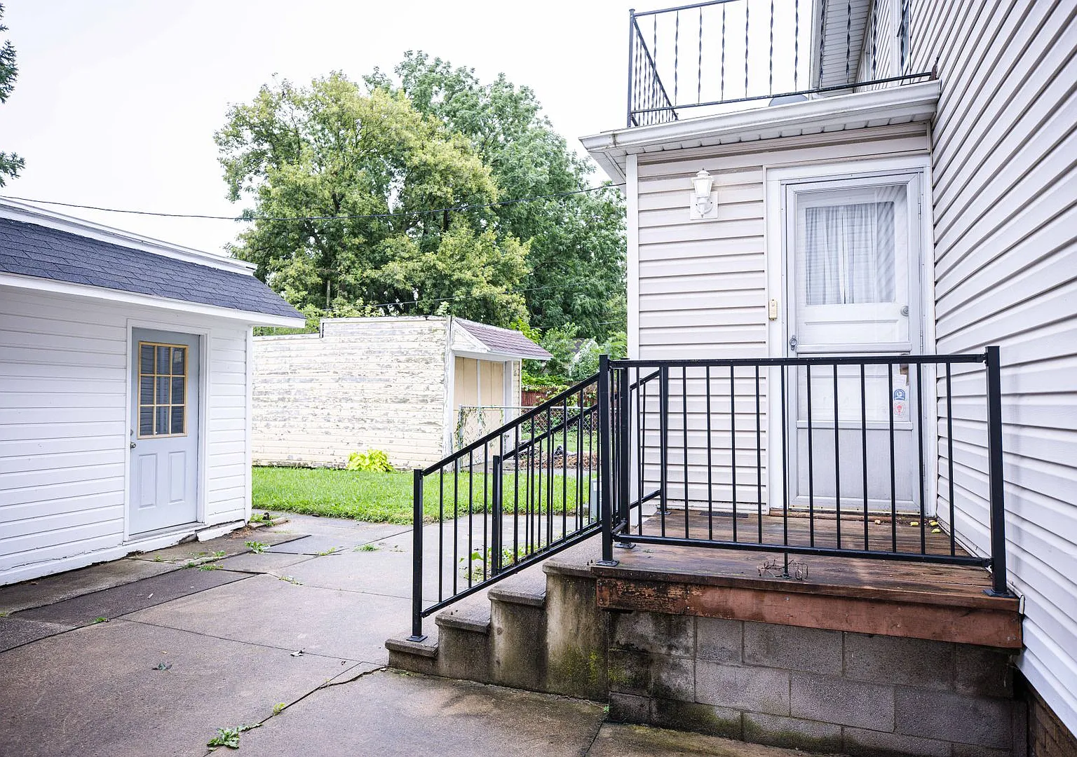 Beautiful 3 bedroom 1 1/2 bathroom for rent West Toledo! — Photo 3