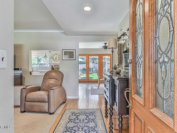 5th image of 2076 Montrose Dr