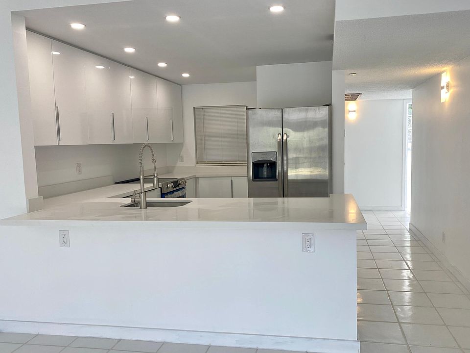 1st image of 9235 Lagoon Pl