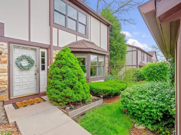 67 White Oak Cir, Saint Charles, IL 60174