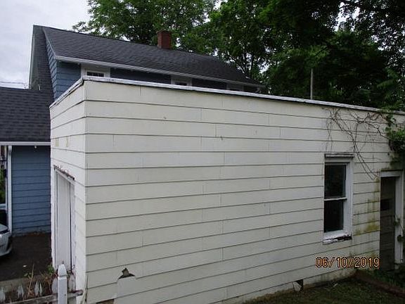 4th image of 409 Exchange Ave