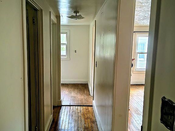 4th image of 402 Edgewood Pl
