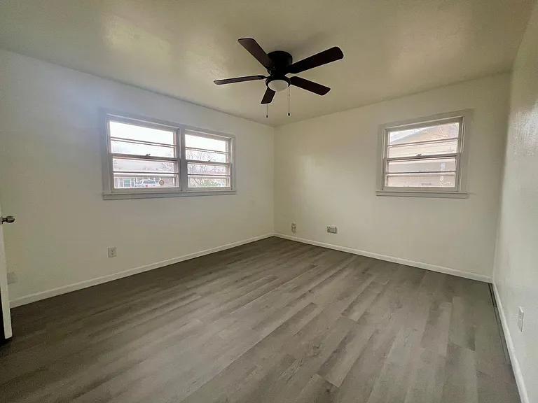 704 E Yucca Ln — Photo 7