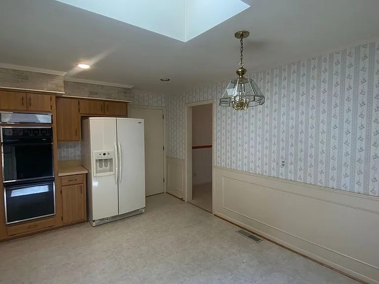 2648 S Kings Rd — Photo 5