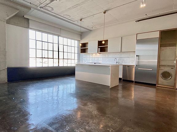 3rd image of 410-1855 Industrial St #410