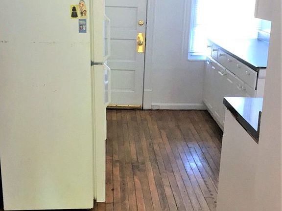 4th image of 2438 W Berteau Ave #2