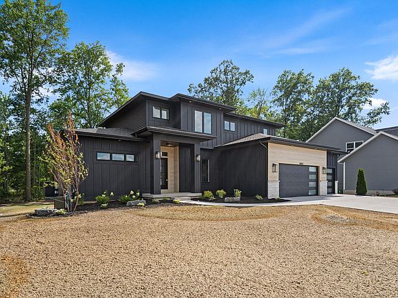 3rd image of 4662 Hidden Ridge Dr