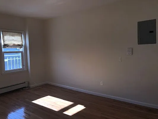 Rented by Halvatzis Realty | media 18