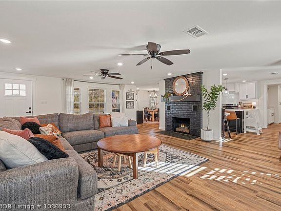 5th image of 320 E Sarah Ave
