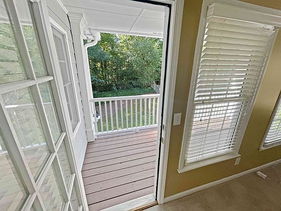 4th image of 1067 Queensgate Dr NE