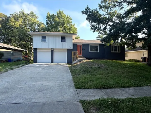 1202 E Ridgeway Dr, Olathe, KS 66061