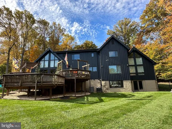 10110 Walker Lake Dr, Great Falls, VA 22066