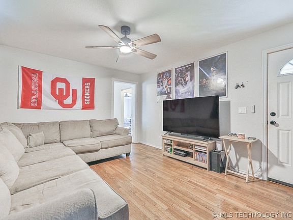 4th image of 615 W 8th St