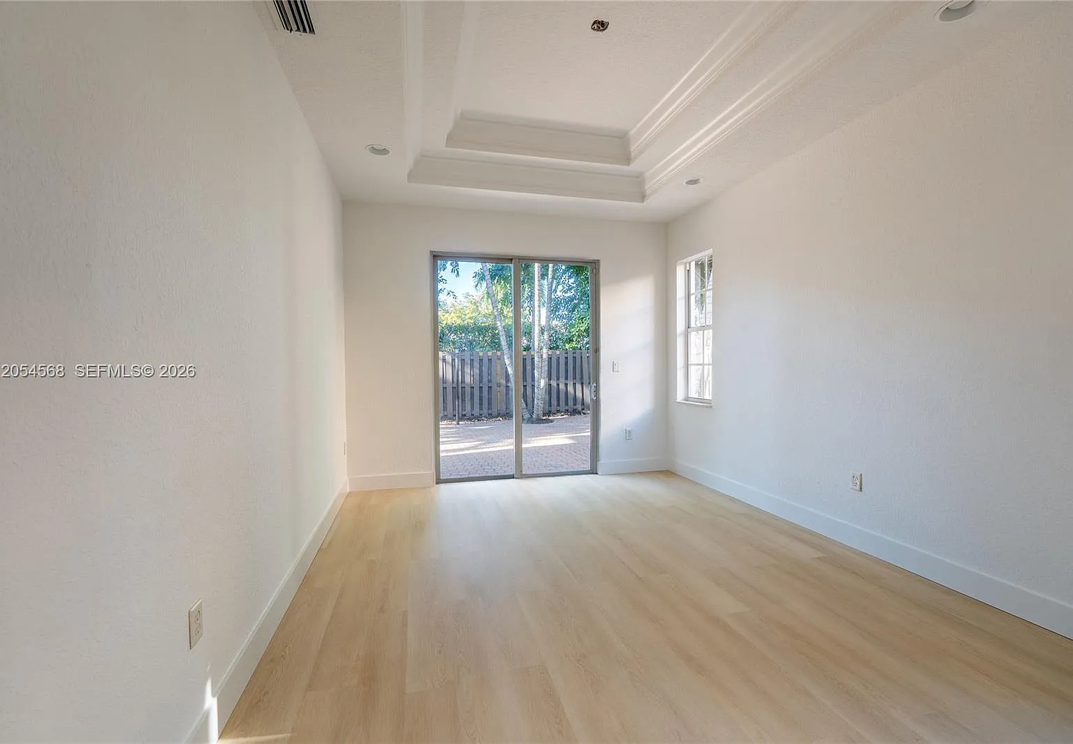 5 bed, 3437 sqft, $8,200 — Photo 3