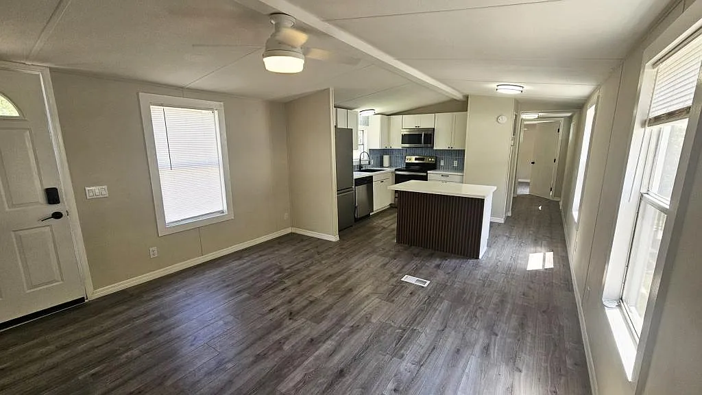 231 Lakeview Ct — Photo 4